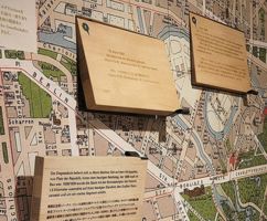 Hölzerne Berlinkarte mit Erläuterungen zu Aufenthaltsorten Ogais